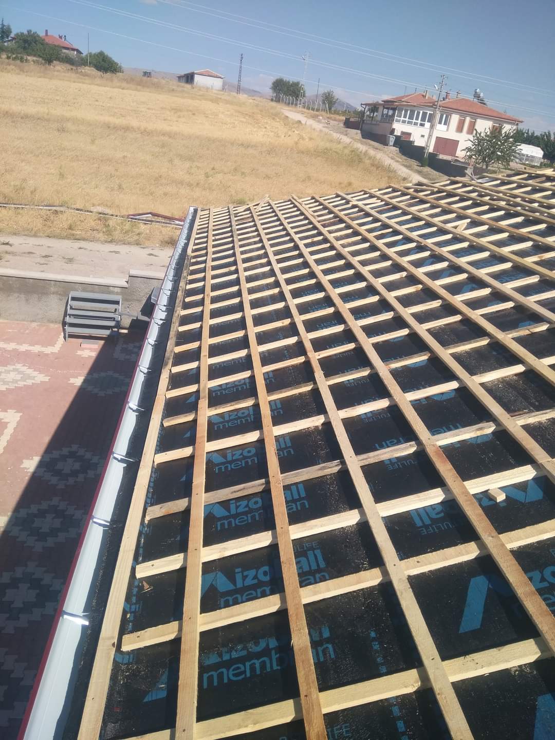 Beton kiremit zemini  için çatıya çıta çakılması